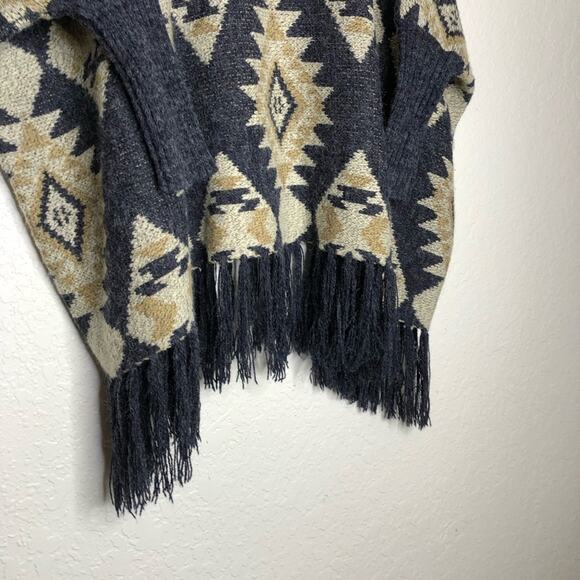 II Sisters cream gray gold Aztec southwestern fringe poncho style sweater S / M - Picture 4 of 15